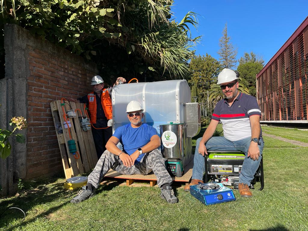Equipo técnico junto al sistema demostrativo de biodigestión