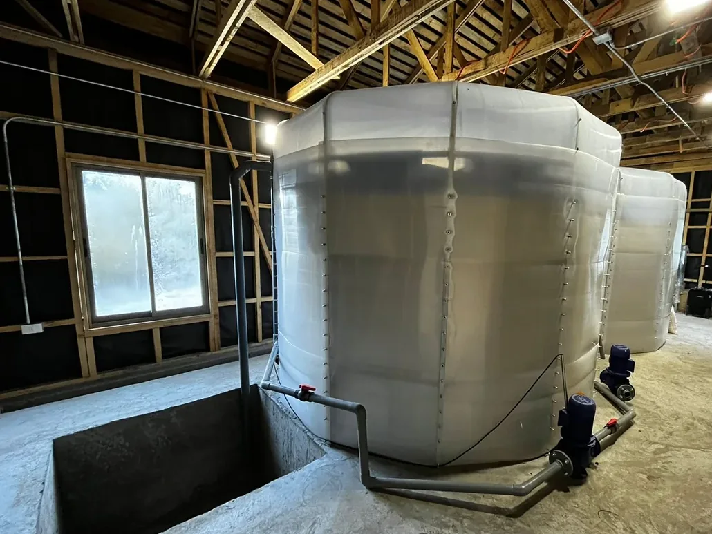 Biodigestores, bombas y tuberías instalados en infraestructura demostrativa